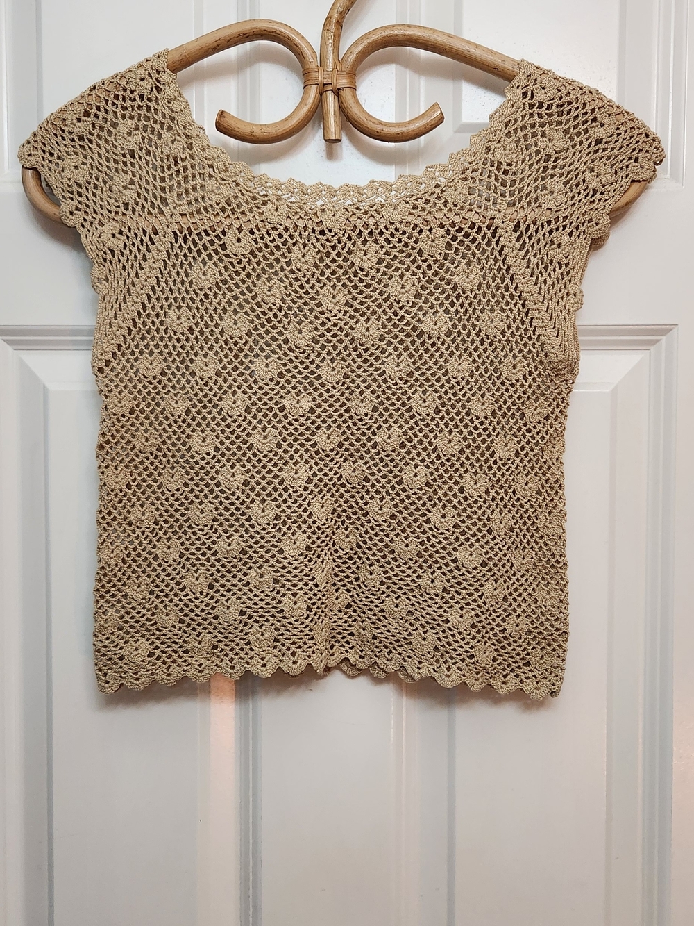 Women’S Junior, Crop ADORABLE Crochet Sleeveless Top - Beige, Small. NO TAGS.